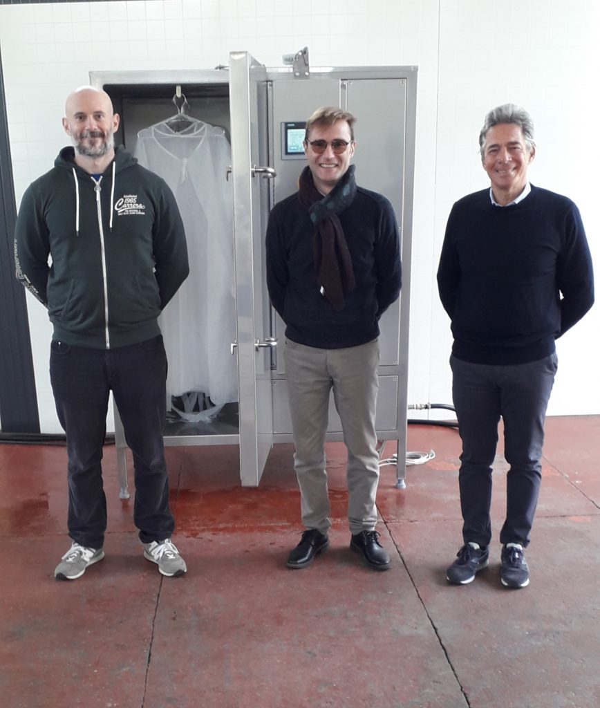 Andrea Volpi, Roberto Montanari e Alberto Nobili di fronte al forno per decontaminare camici, mascherine e dpi