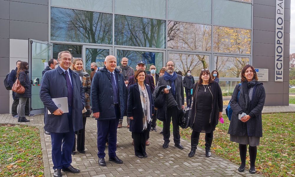 Paolo Andrei, Vincenzo Colla, Marina Silverii, Roberto Righetti, Paola Salomoni e Barbara Busi di fronte il Tecnopolo di Parma