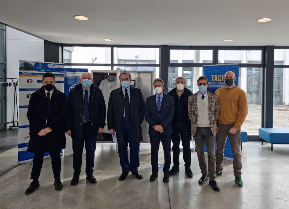 Tacri 10 nov 2021: Ferretti, Colla, Andrei, Nobili, Montepara, Montanari e Volpi di fronte l'armadio termico per DPI